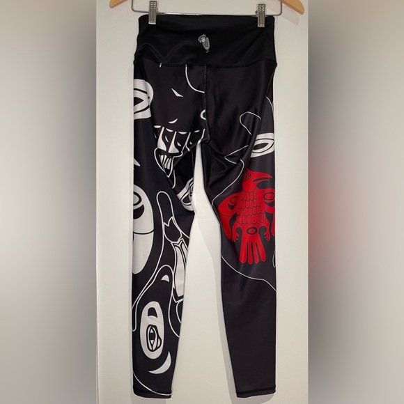 NoMiNoU Activewear leggings with artist design print - Canada made - Picture 2 of 5